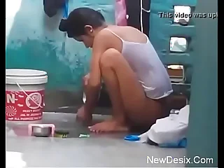 Desi girl wash up in open hidden cam